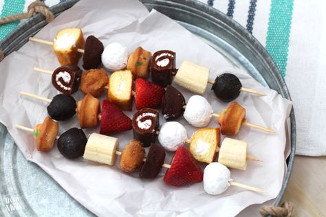 These are awesome! No baking required - just buy desserts and put them on kabob sticks and serve! Plus, the kids love helping assemble them! From www.overthebigmoon.com! Dessert For Work, Fun Family Dinners, Fun Kids Desserts, Dessert On A Stick, Lake Meals, Fun Easy Desserts, Basic Cupcake Recipe, Dessert Truck, Kid Friendly Food Ideas