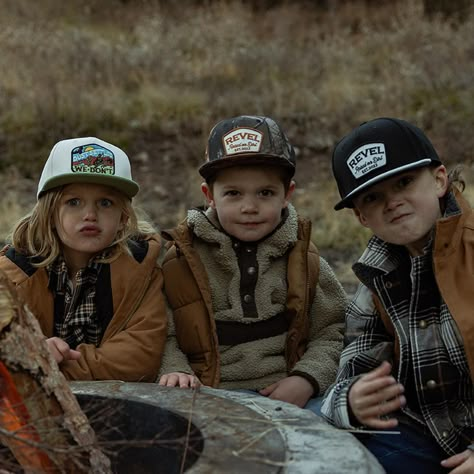 Sunny days but crisp nights, campfires, hot cocoa — Fall is upon us! For your kid’s fall fashion, a snapback is always a good choice! #kidsfallfashion #snapbackforkids #kidhats #camofashion Family On A Farm, Country Baby Pictures, Little Country Boy, Country Boy Outfits, Western Baby Names, Southern Kids, Western Baby Girls, Country Baby Boy, Daniel Jones