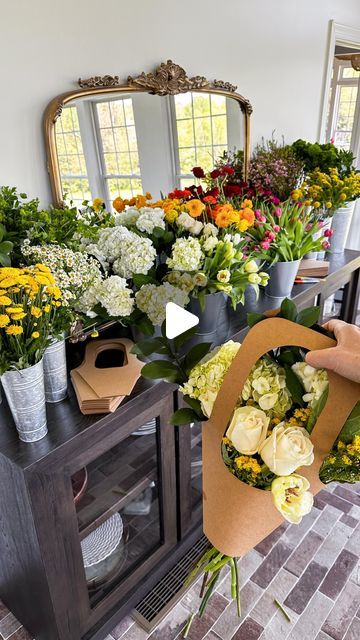 Samantha Bauchmann on Instagram: "BUILD YOUR OWN BOUQUET BAR // because who doesn’t love bringing home fresh flowers 💐😍 love that this doubles as an activity for guests + take home gift/party favor - which is why it’s part 5 of my April Showers series! Tin buckets are from Amazon, flowers are Trader Joe’s! #partyideas #bridalshower #babyshower #hosting #freshflowers" Build Your Own Bouquet Shower, Make A Bouquet To Take On Your Way, Make Your Own Flower Bouquet Bar, Bouquet Bar Build Your Own, Make Your Own Bouquet Station, Build Your Own Bouquet Bar, Small Party Ideas, S24 Aesthetic, Flower Bouquet Bar