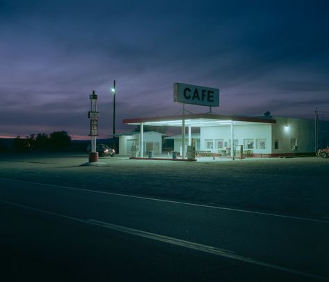 Cafe | Amboy, CA - 2018 Mamiya7 Kodak Portra 160 www.christo… | Flickr Mamiya 7, Shore Photography, Portra 160, Saul Leiter, William Eggleston, Kodak Portra, Environmental Design, Night Painting, Color Inspo