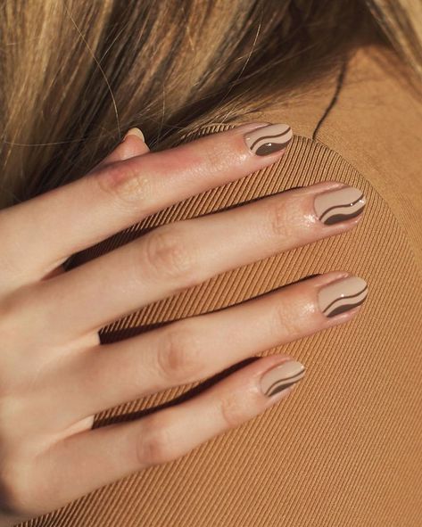 See the best fall nail ideas for 2020, including fall nail art designs and fall nail polish colors from the runways and Instagram. #nailideas #manicures Taupe Nails, Brown Nails Design, Nagellack Trends, Fall Nail Art Designs, Minimal Nails, Her Nails, Nail Swag, Fall Nail Art, Brown Nails