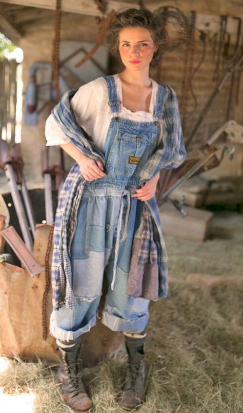 Great "get your hands dirty" outfit Farm Fashion, Magnolia Pearl Clothing, Farm Clothes, Overalls Outfit, Pocket Jumpsuit, Gardening Outfit, All Jeans, Denim Pocket, Farm Girl