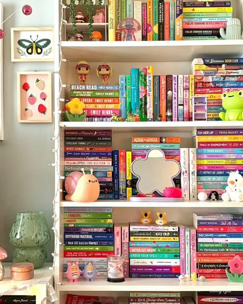 My romance shelf is looking extra cute lately 😌🍓🌸🦋🍄🐸 Cute Book Shelves, Cute Book Shelf, Bookshelf Office, Cute Shelving, Colorful Shelf Decor, Office Decor Aesthetic, Bookshelves Ideas, Cute Shelf Decor, Cute Shelves