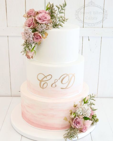 Pastel Ombre Wedding Cake with Gold Monogram | for more, visit our website www.sweetbitescakes.co.nz | Sweet Bites Cakes | Auckland, New Zealand. Ombre Wedding Cake, Wedding Cake With Gold, Wedding Cake Options, Blush Wedding Cakes, Cake With Gold, Wedding Cake Ombre, Wedding Cake Cookies, Quinceanera Cakes, Pastel Ombre