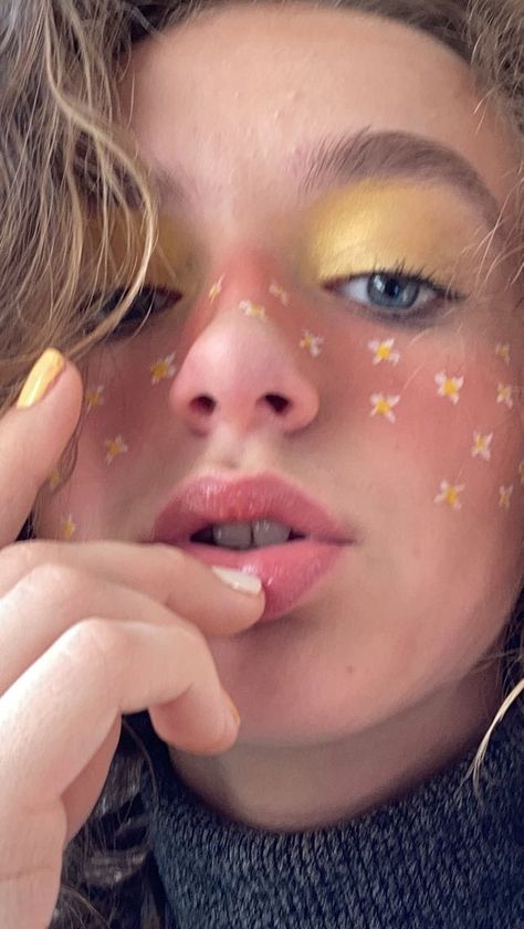 Flower Freckles Makeup, Flower Freckles, Cute Freckles, Freckles Makeup, Hell Yeah, Face Painting, Halloween Makeup, Carnival Face Paint, Makeup Looks