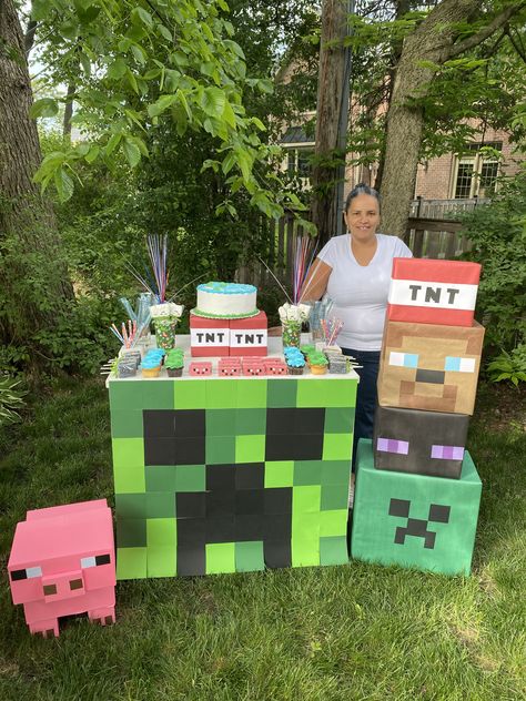 Minecraft Candy Table, Minecraft Dessert Table, Minecraft Table Decorations, Minecraft Party Ideas Decoration, Minecraft Diy Party Decorations, Minecraft Treats, Minecraft Table Ideas, Minecraft Birthday Party Decorations, Candy Minecraft