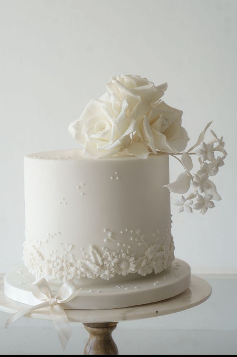 White Cake With White Roses, One Tier Wedding Cake With Pearls, Wedding Cakes One Layer, Wedding Cake Borders, One Tire Wedding Cake, Micro Wedding Cake Ideas, White Roses Wedding Cake, White Cakes Decoration, Wedding Cake Designs Single Tier