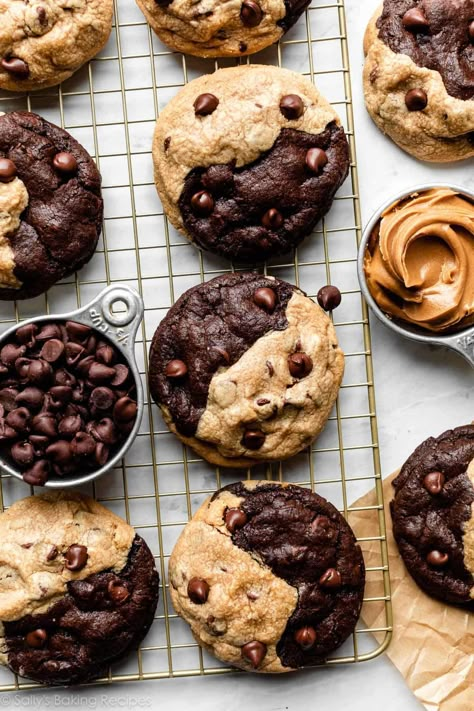 Enjoy two soft-baked cookies in one with every bite of these thick peanut butter chocolate swirl cookies. Shaping the dough is super simple, and don't forget all the chocolate chips! Recipe on sallysbakingaddiction.com Chocolate Swirl Cookies, Chocolate Chips Recipe, Swirl Cookies, Soft Baked Cookies, Peanut Butter Cookie Dough, Chocolate Cookie Dough, Sally's Baking, Double Chocolate Chip Cookies, Soft Bakes