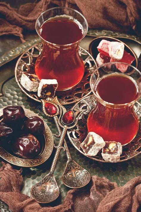 Turkish Food Traditional, Turkish Tea Cups, Middle Eastern Decor, Arabic Tea, Persian Tea, حلويات عربية, Turkish Tea, Turkish Culture, Tea Art