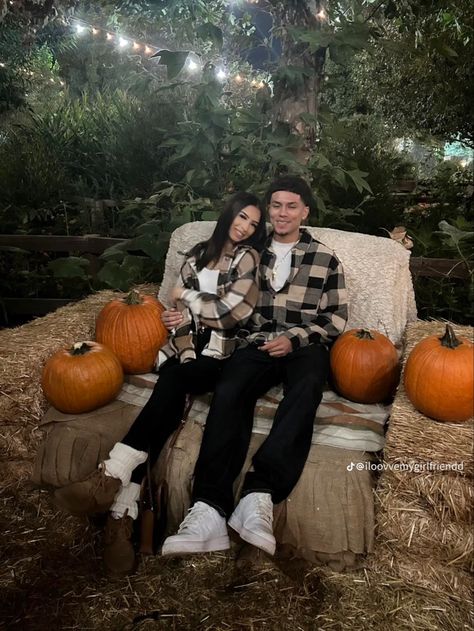 Fall Couple Pictures, Fall Couple Photos, Pumpkin Patch Pictures, Pumpkin Patch Outfit, Cute Date Ideas, Cute Couple Outfits, Cute Relationship Photos, Fall Photoshoot, Cute Couples Photos