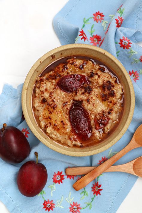 Plum and Cinnamon Porridge Plum Oatmeal, Cinnamon Porridge, September Days, Breakfast Porridge, What Can I Eat, Cozy Breakfast, Porridge Recipes, Cinnamon Oatmeal, Healthy Clean Eating