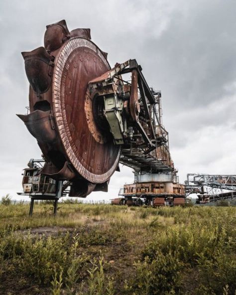 The Blue Miracle: The largest piece of abandoned machinery in the world - Abandoned Spaces Abandoned Theme Parks, City Of Adelaide, Abandoned Hotels, Abandoned Vehicles, Abandoned Warehouse, Abandoned Churches, Post Apo, Underwater City, Abandoned Ships