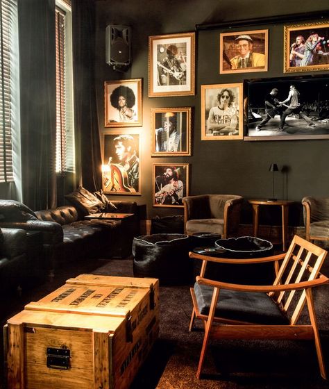 Rock N Roll Lounge Room, Music Themed Man Cave, Record Music Room, Rock N Roll House Aesthetic, Small Cocktail Lounge Room Ideas, Home Music Lounge, Johnny Cash Themed Room, Rock N Roll Living Room Decor, Reading And Music Room