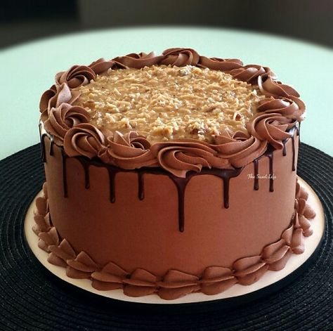 German chocolate cake German Chocolate Birthday Cake Ideas, German Chocolate Wedding Cake Ideas, Pretty German Chocolate Cake, German Chocolate Cake Designs, German Chocolate Birthday Cake, German Chocolate Cake Decorated, Chocolate Cupcakes Decoration, Chocolate Cake Designs, Butter Pecan Cookies