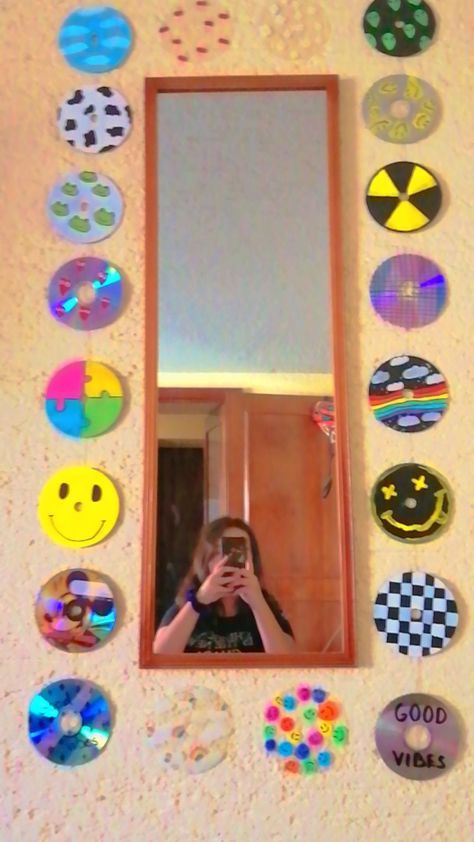 Discos pintados Discos Aesthetic, Cd Idea, Cd Wall Art, Disco Aesthetic, Vinyl Art Paint, Cd Wall, Creative Bookmarks, Cd Art, Cool Skateboards