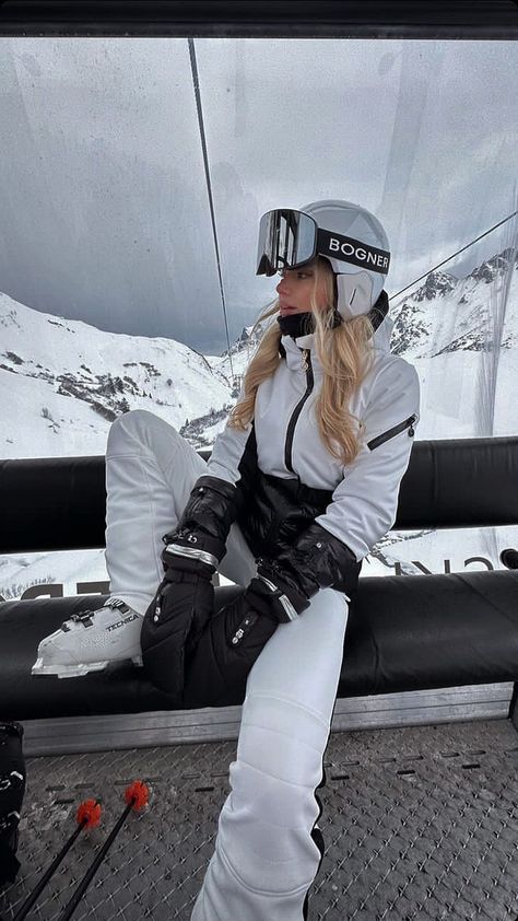 Women Ski Outfit 2023, Skiing Outfit For Women Aesthetic, Aspen Ski Trip Aesthetic, White Ski Outfits For Women, Ski Holiday Outfits For Women, Aesthetic Snowboarding Outfit, White Ski Jacket Outfit, Slalom Outfit, White Snowboard Outfit