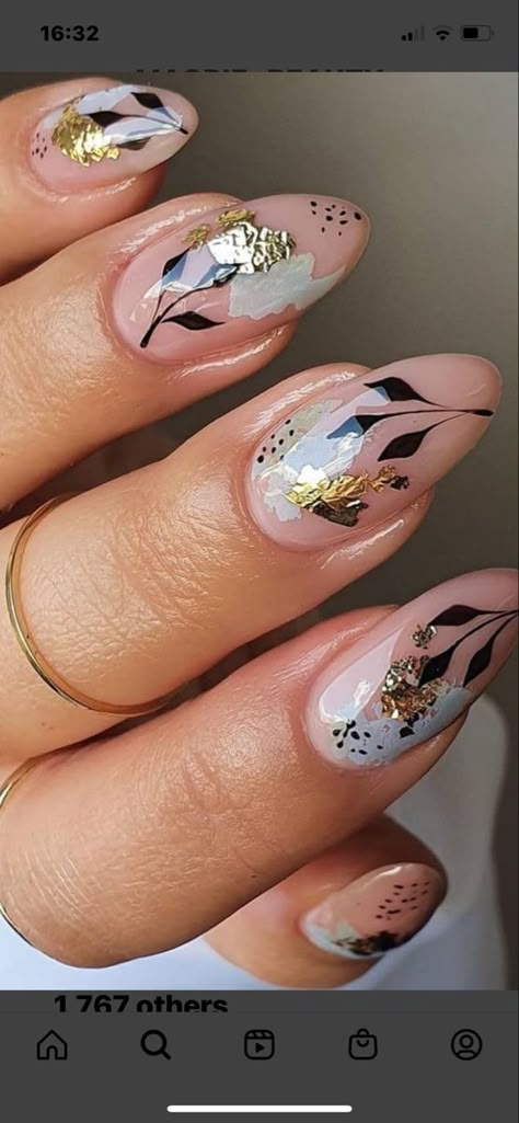 Nail Art Designs Using Foil, Almond Nails Foil Designs, Nail Art Designs With Foil, Nails Black White Gold, Foil Gel Nails Design, Nail Art With Gold Foil, Foils Nails Designs, Nail Art Gold Foil, Foil Nail Art Tutorial