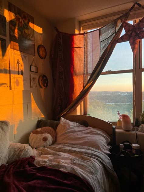 London Bedroom Aesthetic, Uni Accommodation, University Accommodation, Bedroom Aesthetic Cozy, University Rooms, Glitter Room, London Bedroom, Dream House Aesthetic, Uni Room