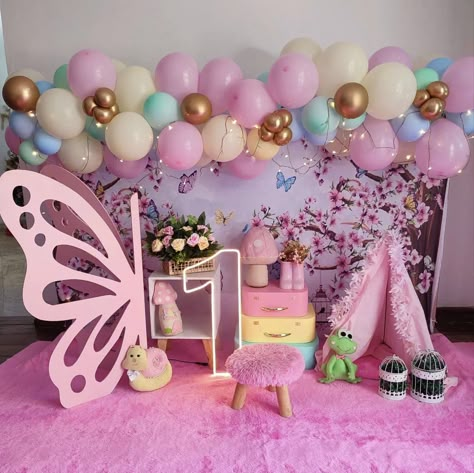 Butterfly Photoshoot Ideas, Giant Birthday Cake, Butterfly 1st Birthday, Butterfly Themed Birthday Party, Baby Birthday Photoshoot, Smash Cake Girl, Baby Birthday Decorations, Butterfly Birthday Party, 1st Birthday Party Themes