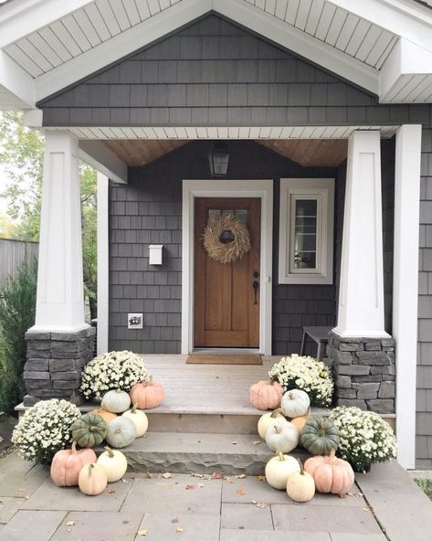 80 Elegant Ways to Decorate for Fall - The Glam Pad Outside Fall Decor, Decorate For Fall, Glam Pad, Halloween Front Porch Decor, Homecoming Ideas, Fall Front Porch Decor, Halloween Front Porch, Fall Front Door, Mums Homecoming