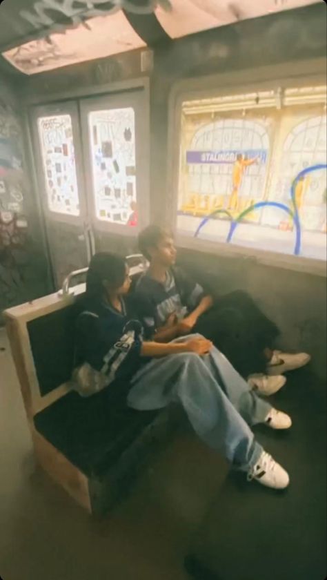 subway 90s couple y2k hip hop basketball Y2k Couple Wallpaper, Couples Aesthetics 90s, Y2k Couple Outfits, Y2k Couple Aesthetic, Y2k Couples, 2000s Couples, Couple Y2k, Y2k Couple, Y2k Pictures