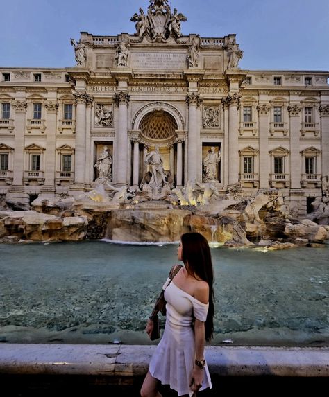 Trevi Fountain Trevi Fountain Pictures, Milan Photos, Fountain Pictures, Italy Photos, Paris Travel Photography, Italy Vibes, Fotos Ideas, Blue Fountain, Travel Inspiration Destinations