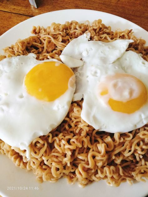 Noodles With Egg, Pancit Canton, Mini Donuts, Fried Egg, Pretty Food, Food Cravings, Donuts, Ramen, Noodles