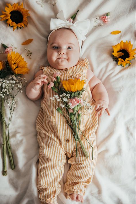 Newborn Spring Pictures, Spring Baby Picture Ideas, Wildflower Baby Photo Shoot, Spring Milestone Picture Ideas, Newborn Photography Flowers, Spring Baby Photos, August Baby Photoshoot Ideas, Baby Flower Photoshoot, Spring Baby Photoshoot Ideas