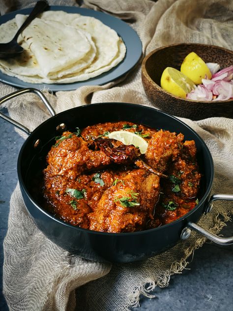 Chicken Sukka Recipe, Kolhapur Food, Spicy Story, Chicken Sukka, Marathi Culture, Goan Recipes, Indian Foods, Food Photoshoot, Curry Chicken Recipes