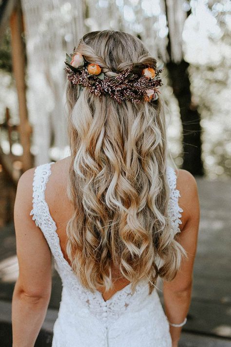 Fall Wedding Inspiration Just in Time for Halloween | Chelsey Ann Artistry | Juniper Designs | Southwind Hills | Melissa Marshall #bridesofok #wedding #beauty Fall Wedding Trends, Gold Balayage, Floral Hair Wreath, Hairstyles Fall, Wavy Wedding Hair, Fall Wedding Hairstyles, Earthy Wedding, Wedding Hairstyles Bride, Autumn Bride