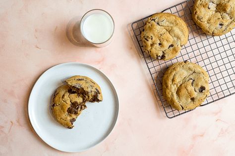 Joshua Weissman Chocolate Chip Cookies | The Cooking World Levain Cookie Recipe, Joshua Weissman, Chocolate Chip Cookie Recipes, Levain Cookies, Bakery Chocolate Chip Cookies, Best Chocolate Chip Cookies Recipe, Best Chocolate Chip Cookies, Levain Bakery, Best Chocolate Chip