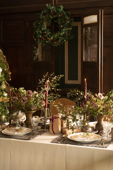 Chic Holiday Party Decor, Elegant Holiday Tablescapes, Anthro Kitchen, Eucalyptus And Candles, Christmas Dinner Tablescapes, Mid Winter Christmas, Lunch Table Settings, Chic Holiday Party, Drinks Photo