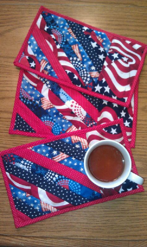 Patriotic Mug Rugs, Rug Tag, Bowl Warmer, Patriotic Snacks, Christmas Mug Rugs, Mug Rug Tutorial, Small Quilt Projects, Quilted Placemats, Sewing Crochet