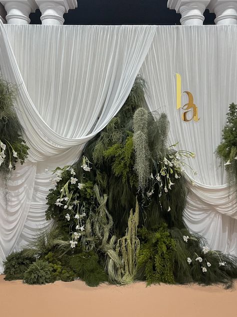 Drapery Wedding Backdrop, Wedding Photobooth Decoration, Wedding Stage Flowers, Wedding Band Stage Decor, Backdrop Draping Ideas, Photobooth Wedding Ideas, Wedding Photobooth Ideas Backdrops, Elegant Photo Backdrop, Photobooth Wedding Backdrop