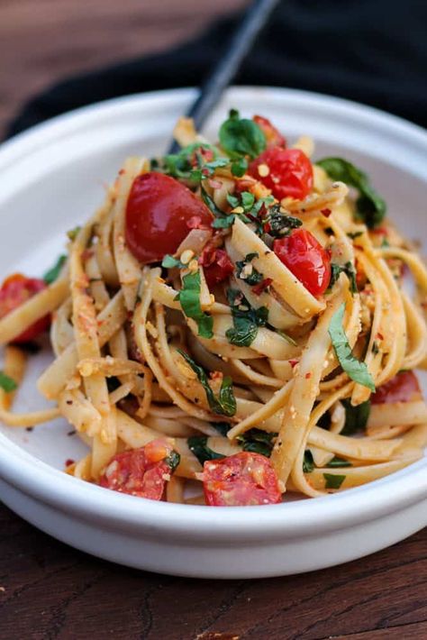 Easy Cherry Tomato Pasta Sauce (vegan) - simplyceecee.co Quick Easy Vegan Recipes, Cherry Tomato Pasta Sauce, Spinach Fettuccine, Delicious Vegan Food, Fettuccine Recipes, Easy Vegan Recipes, Quick Easy Vegan, Cherry Tomato Pasta, Tomato Pasta Sauce