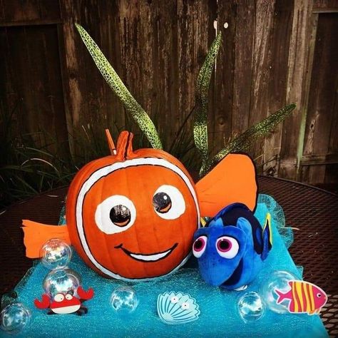 Nemo Pumpkin Decorating, Finding Nemo Pumpkin Painting, Nemo Pumpkin Painting Ideas, Painted Pumpkins Book Characters, Dory Pumpkin Painting, Finding Nemo Pumpkin, Nemo Pumpkin, Diy Pumpkins Painting, Disney Pumpkin Painting