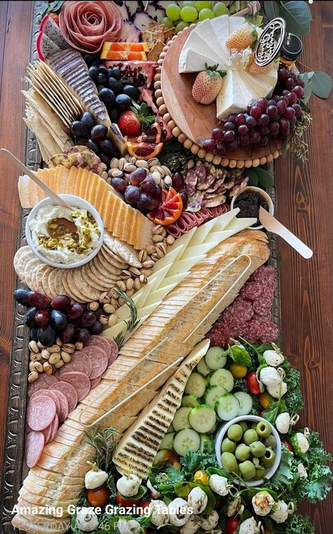 Chakurity Board, Chauctier Table Ideas, Sharqutary Board Ideas, Building Charcuterie Board, Cutery Board Ideas Party, Elevated Charcuterie Board, Charquetery Board, Finger Food Desserts, Charcuterie Display