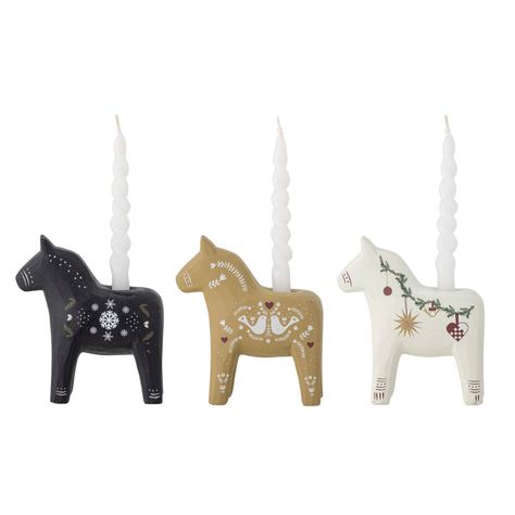 Dala Pferd Kerzenhalter in Schwarz, Gelb, Weiß; Maße: 9,5x4,3x10 cm. Horse Candle, Dala Horse, Wooden Candle Holders, Iron Candle, Festive Tables, Delivery Gifts, Candle Holder Set, Gift Wrapping Services, Winter Christmas