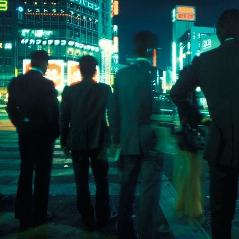 Unseen Photos of 1970s Tokyo Look Like They’re Straight Out of Science Fiction Blade Runner City, Alan Schaller, Arty Photos, Gritty Aesthetic, Tokyo Nightlife, Willy Ronis, Yoyogi Park, Abstract Architecture, Shibuya Crossing