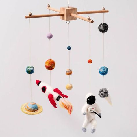 austronaut nursery mobile Space Kids Room, Space Mobile, Romantic Bedroom Decor, Cot Mobile, Space Nursery, Felt Mobile, Baby Sleep Problems, Hanging Mobile, Nursery Mobile