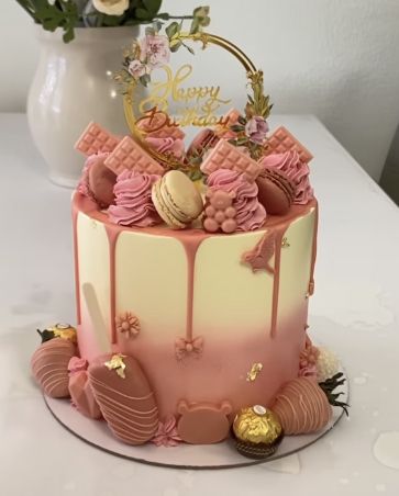 One Tier Birthday Cake For Women, Girls 15th Birthday Cake, Tortas Aesthetic 15, Crazy Birthday Cakes, Classic Birthday Cake, Birthday Cake For Women Simple, White Buttercream Frosting, Modern Birthday Cakes, Cake Designs For Girl