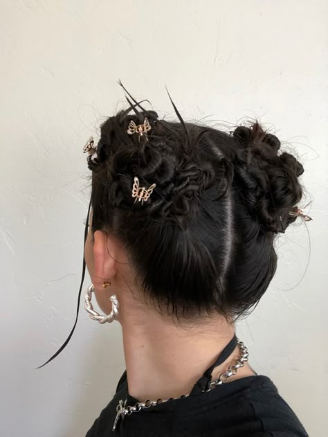 90s grunge twisted spiked hairstyle in two buns & butterfly clips benulus Cool Clip Hairstyles, 90s Spiked Buns, 90s Hairstyles Up, Twisty Buns Y2k, Space Buns Butterfly Clips, Butterfly Clip Aesthetic, 90s Twisted Spike Hairstyle, 90s Hair Twists, Buns With Butterfly Clips