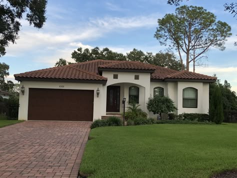 Exterior 1 story, snell isle Spanish Style Homes 1 Story, One Story Mediterranean Homes, Arizona Style Homes, Spanish Style Home Exterior, House Mexico, Mediterranean Homes Exterior, Mid Century Modern Exterior, Spanish Bungalow, Tuscan Style Homes