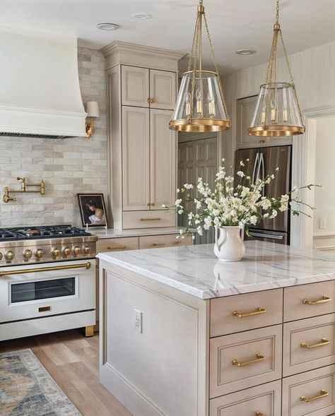 Entryway To Kitchen Transition, Khaki Kitchen Cabinets, Trending Kitchens 2024, Gold Accent Kitchen, New England Kitchen Design, Florida Kitchen, Kitchen Renovation Inspiration, Neutral Kitchen, Diy Backsplash