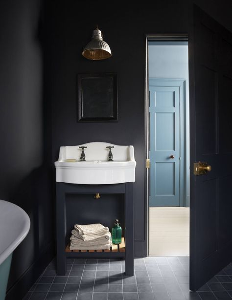 Bath painted Farrow & Ball Railings. #remodelista #remodel #bathroom #interiordesign Railings Bathroom, Bathrooms Dark, Bathroom Decor Blue, Colourful Bathroom, Bathroom Dark, Bathroom Simple, Bathroom Colour, Glamorous Bathroom, Dark Marble