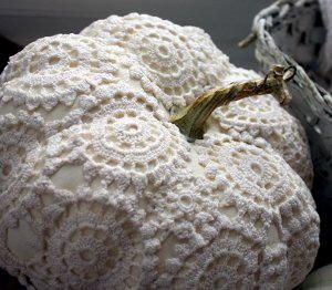 Doily Pumpkins, Crocheted Halloween, Doily Art, No Carve Pumpkin Decorating, Doilies Crafts, Vintage Doily, Faux Pumpkins, Crochet Wedding, Fall Deco