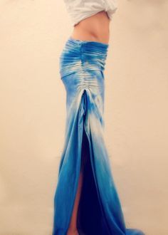 DIY ruched maxi skirt. | Trash To Couture  try this as a mid-length skirt and made a bit looser, so no fanny-hug! Trash To Couture, Skirt Diy, Tie Dye Maxi Skirt, Bralette Outfit, Diy Vetement, Mode Boho, Tie Dye Maxi, Sewing Clothes, Sewing Inspiration