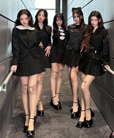 Black Skirt Outfit, Black Skirt Outfits, Outfit Kpop, Skirt Outfit, Black Skirt, Skirt Outfits, Skirt, Wardrobe, Black