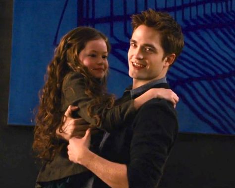 New "Breaking Dawn Part 2" Stills Twilight Renesmee, Robert Pattinson Twilight, Mackenzie Foy, Breaking Dawn Part 2, Twilight Photos, Twilight New Moon, Edward Bella, Twilight Series, Biological Father