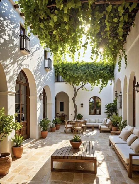 Spanish Courtyard Ideas, Spanish Courtyard House, وابي سابي, Spanish Courtyard, Hacienda Style Homes, Desain Pantry, تصميم داخلي فاخر, Mexico House, Stone Farmhouse